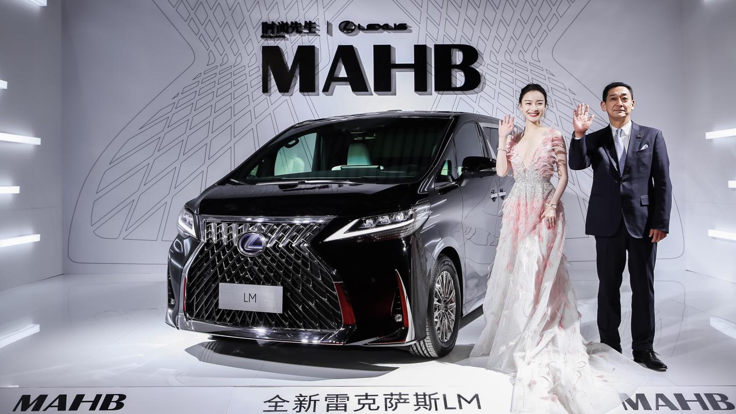 02-LEXUS雷克萨斯中国执行副总经理大竹仁、演员倪妮与全新LM合影