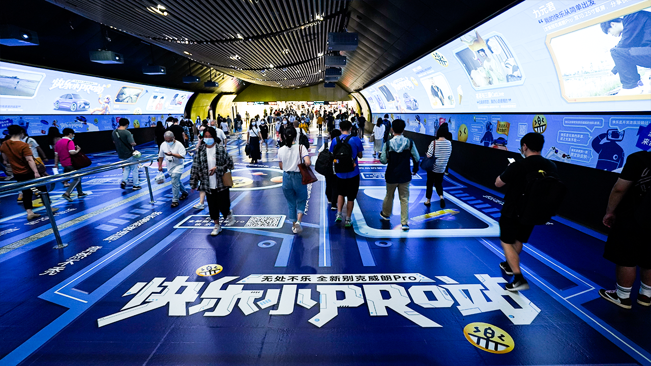 人们在室内玩滑板中度可信度描述已自动生成