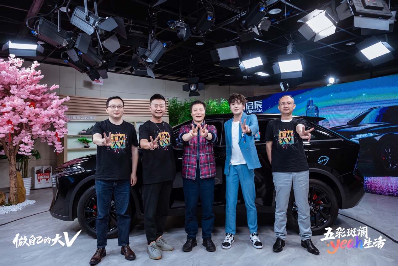一群人站在一起合影低可信度描述已自动生成