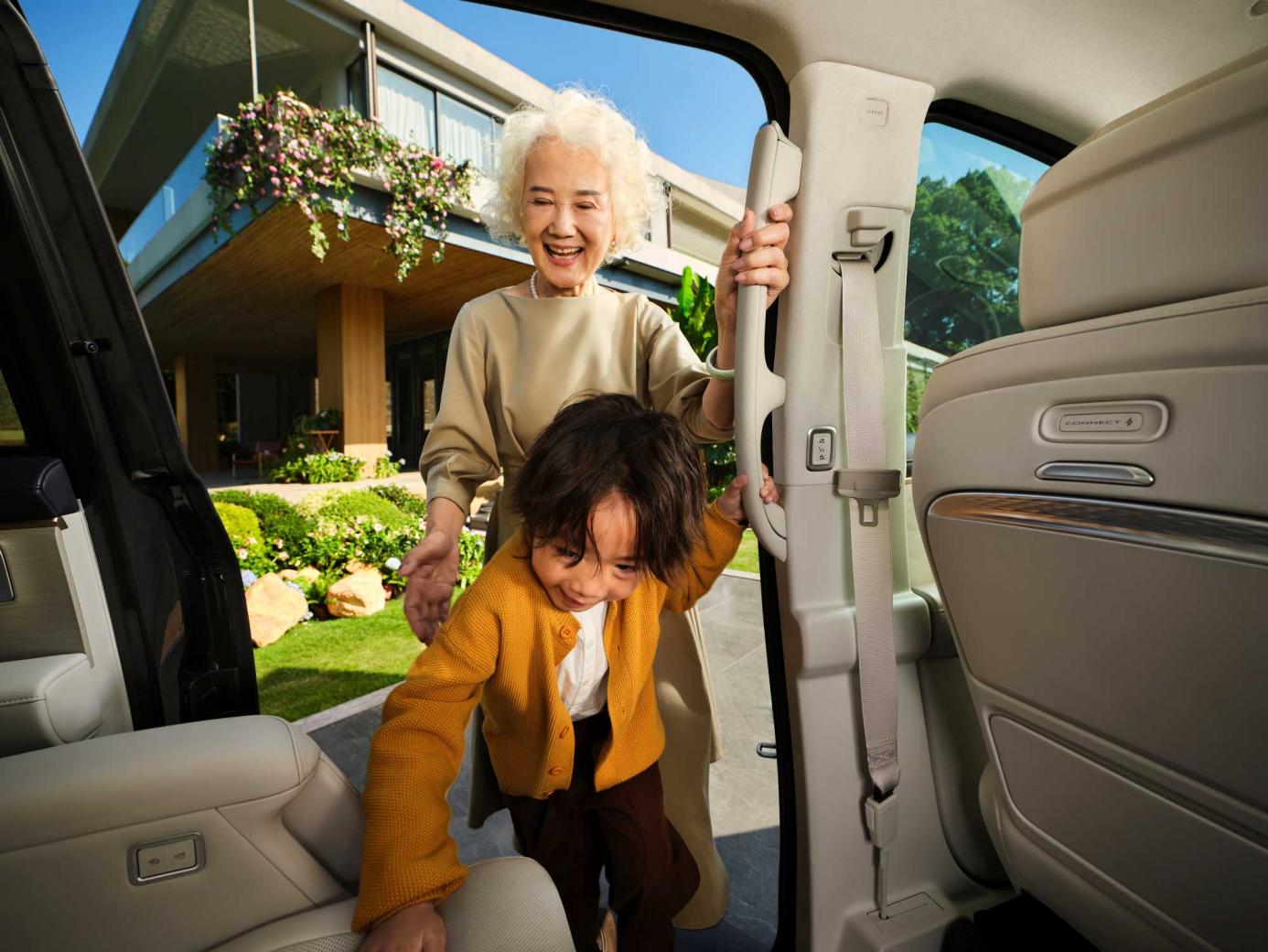 人站在汽车旁

AI 生成的内容可能不正确。